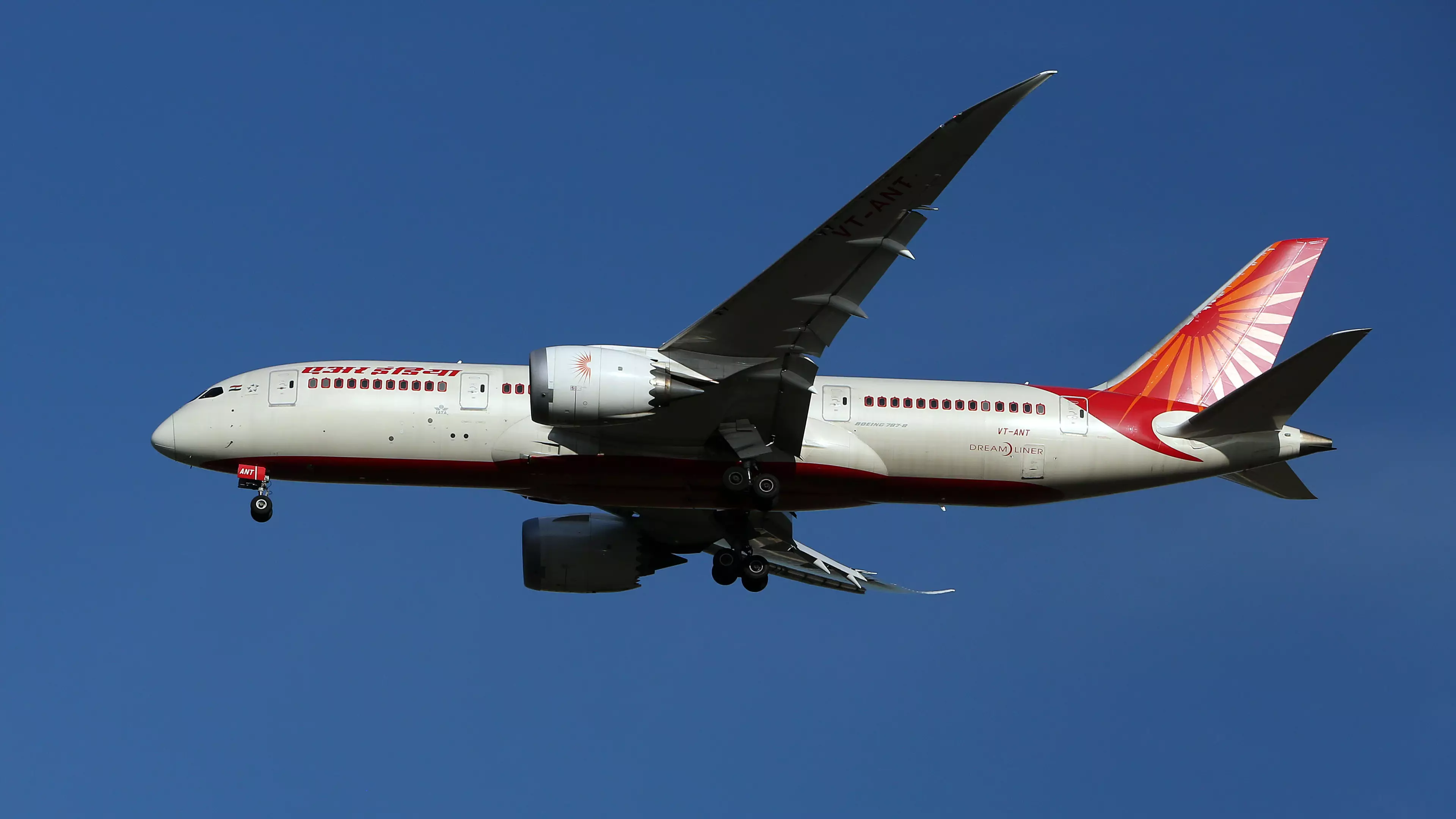 Turbulence Causes a Window Panel To Fall Off An Indian Aeroplane