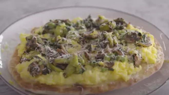 People Are Making Breakfast Pizza And You Need To Try It