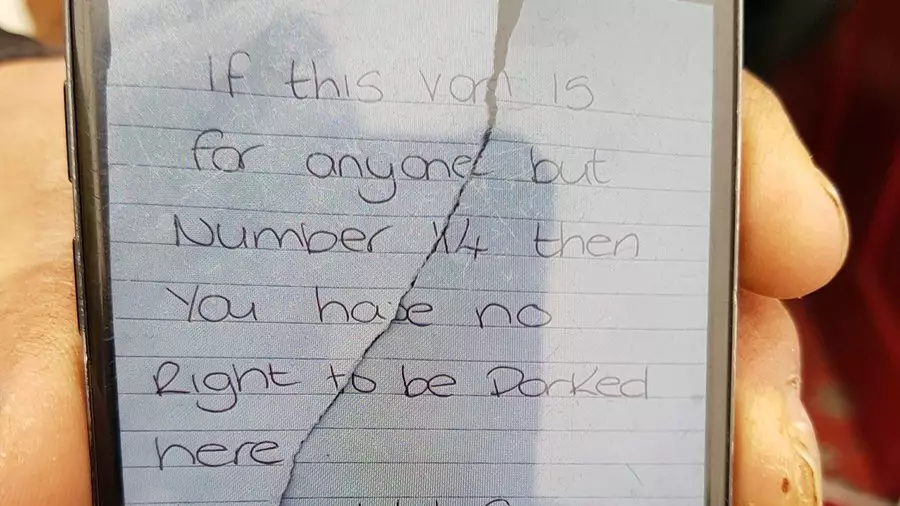 ​Paramedics Left Rude Note From Angry Neighbour About Their Parking