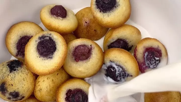People Are Making Mini Blueberry And Choc Chip Muffin Cereal