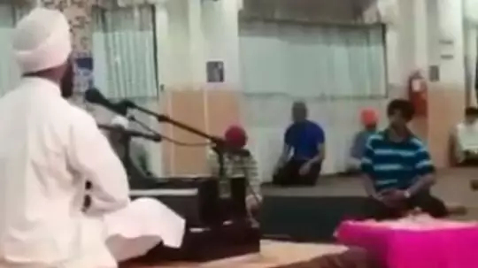 ​Sikh Temple Opens Doors To Let Muslim Man Pray When He Can't Find Mosque