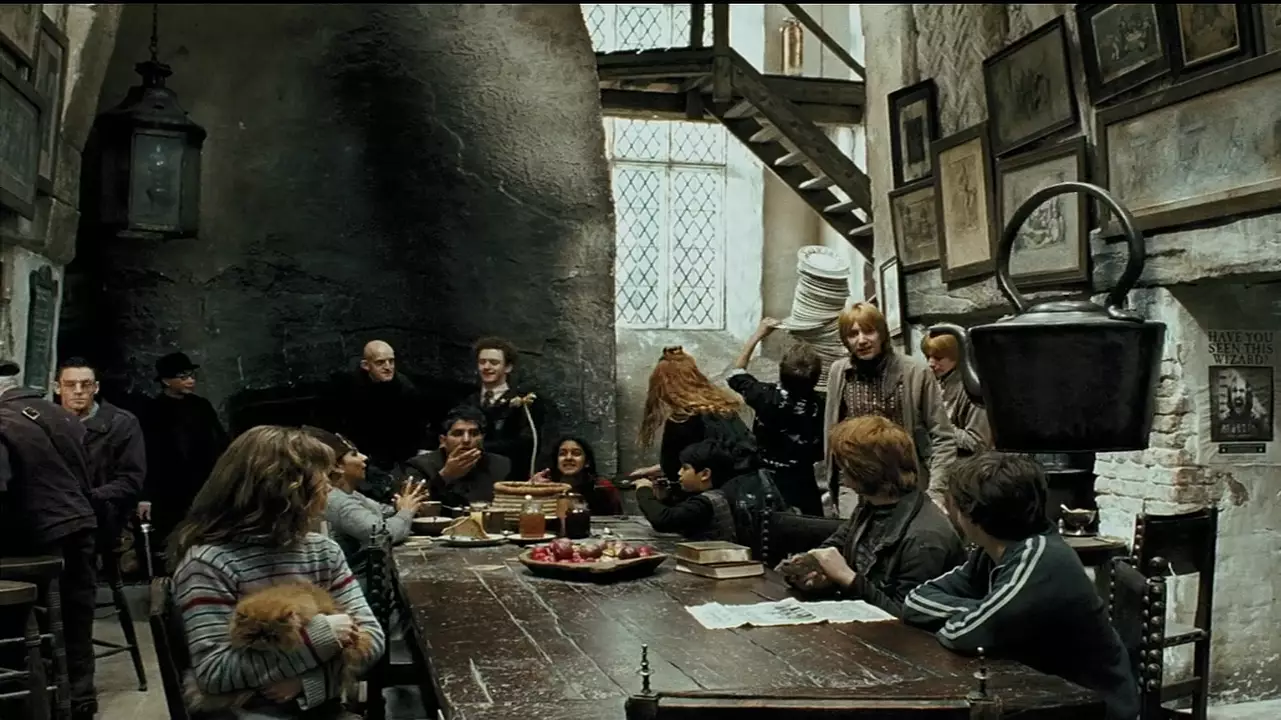​J.K. Rowling Shuts Down Popular Fan Theory About The Leaky Cauldron
