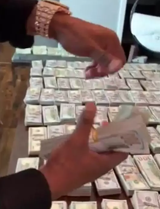 Floyd Mayweather has loads of money and he wants you to know.