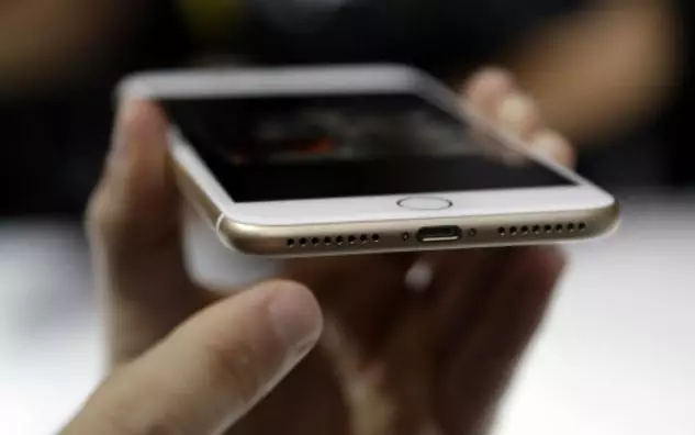 We Didn't Ask For It, But Apple Has Rolled Out A Bendable iPhone Patent Anyway
