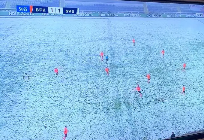 Spot The Player! Hilarious Footage Emerges Of Sivasspor Stars Turning Invisible On Snow-Covered Pitch Against Basaksehir