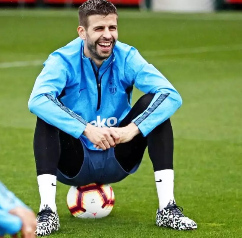Gerard Pique with the new boots. Image: Footy Headlines