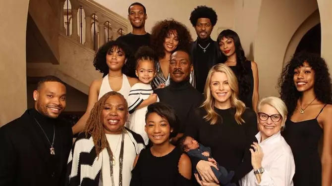 Eddie Murphy Poses With All 10 Of His Kids For Cute Family Photo 