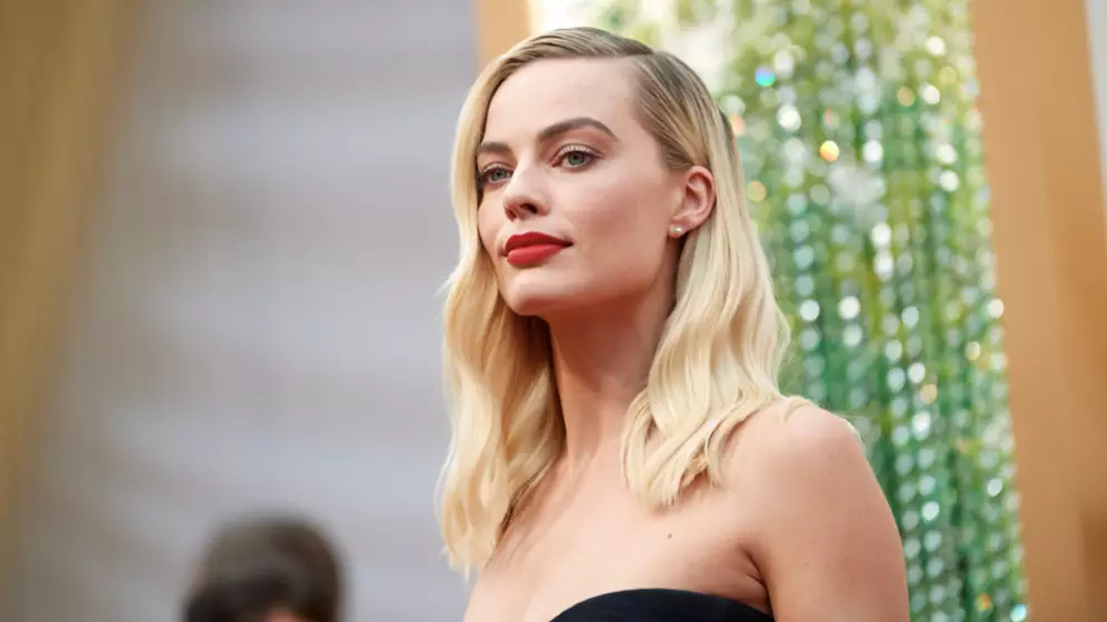 Margot Robbie To Star In Female Led ‘Pirates Of The Caribbean’ Reboot 