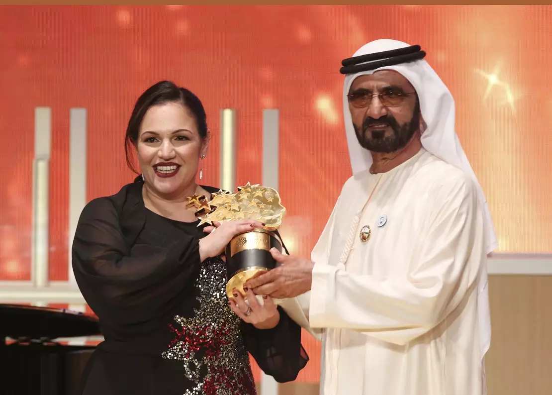 Andria Zafirakou accepts the award from Sheikh Mohammed bin Rashid Al Maktoum.