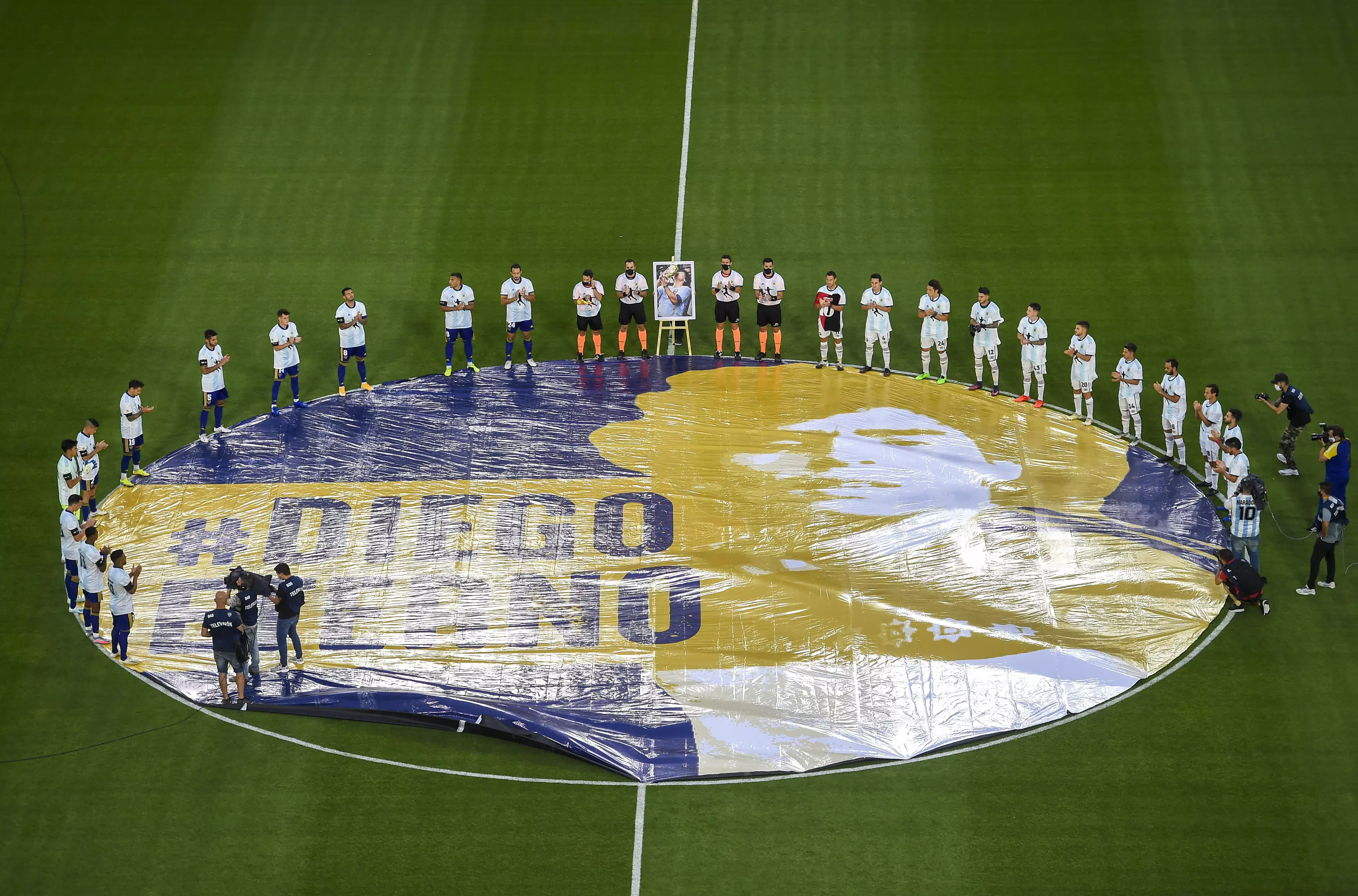 The players pay tribute to Maradona ahead of kick off. Image: PA Images