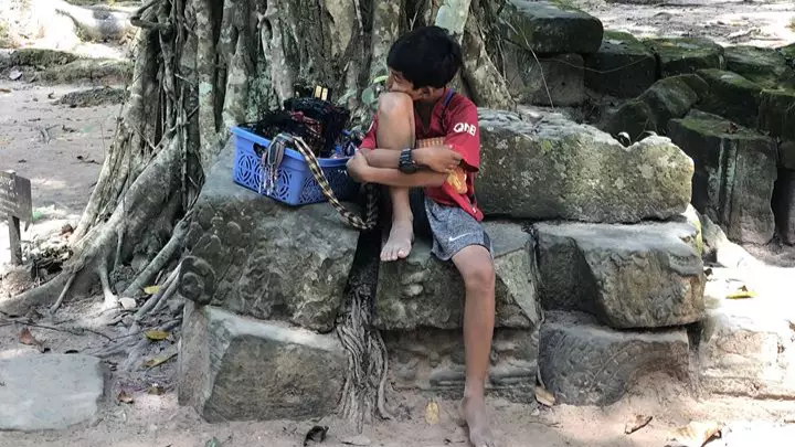 ​Cambodian Boy Amazes Tourist By Speaking Over 10 Different Languages To Sell Souvenirs​