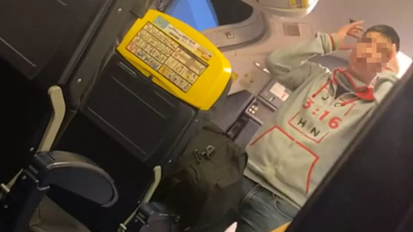 Anti-Vaxxer Removed From Ryanair Plane After Delivering Bizarre Rant