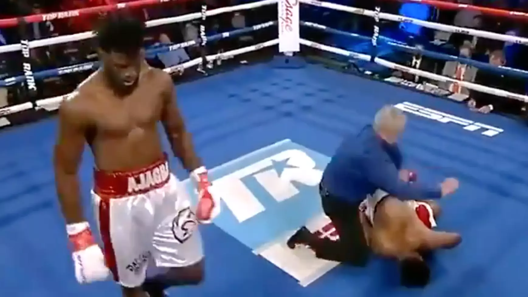 Boxer's Body Goes Completely Limp After Being Knocked Out Cold