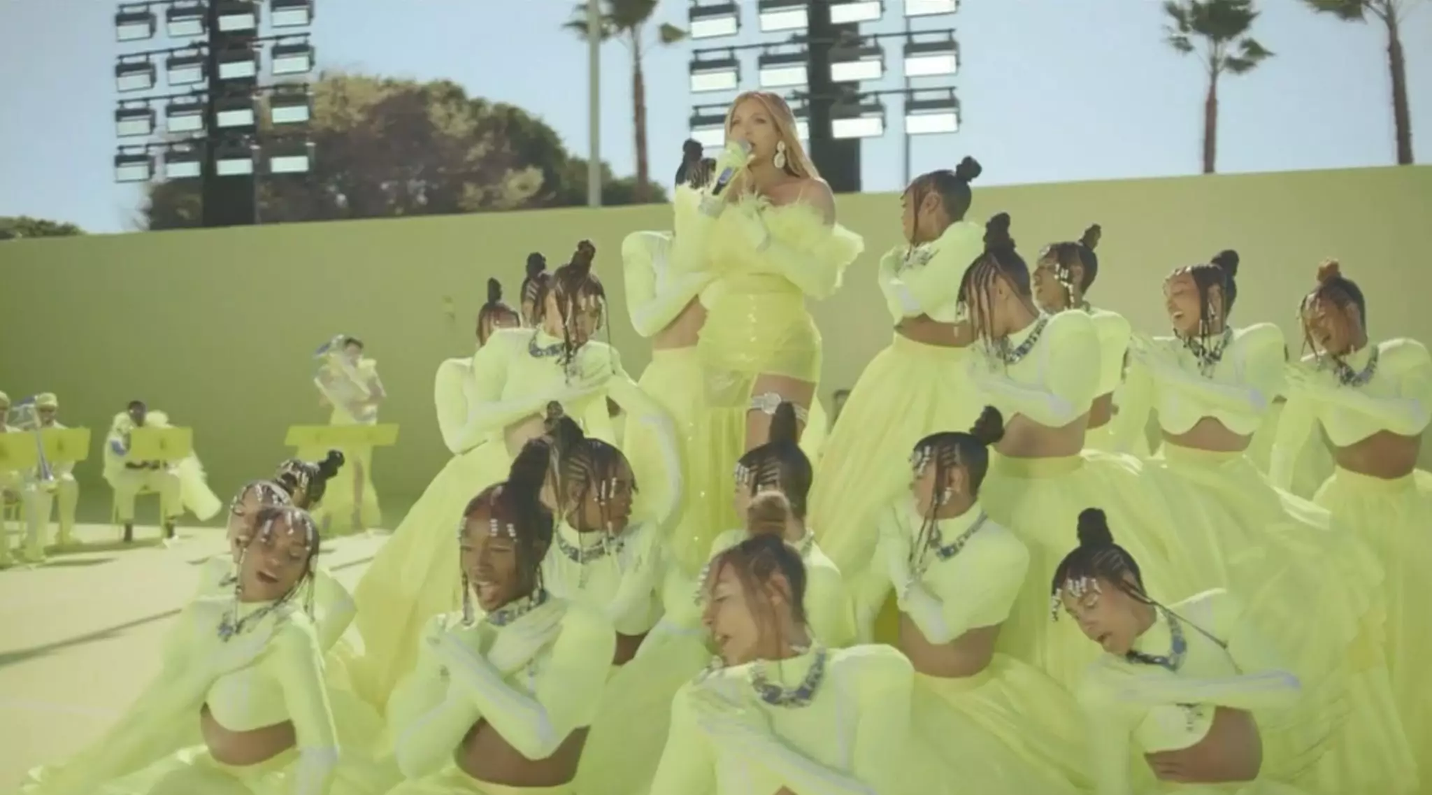 Beyoncé and her dancers were dressed in the same colour. (