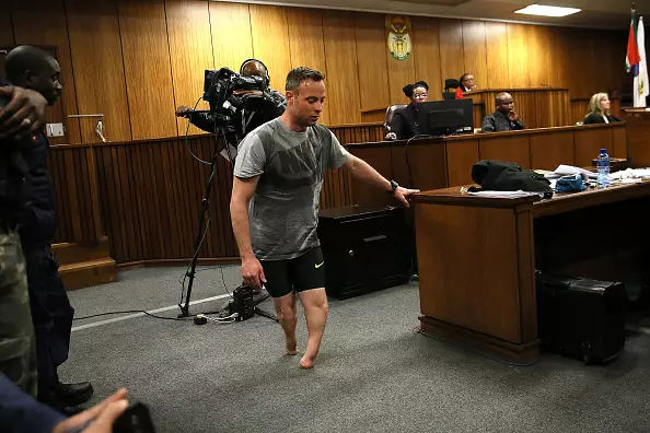 Oscar Pistorius Takes Prosthetics Off During Court To Demonstrate His 'Vulnerability'
