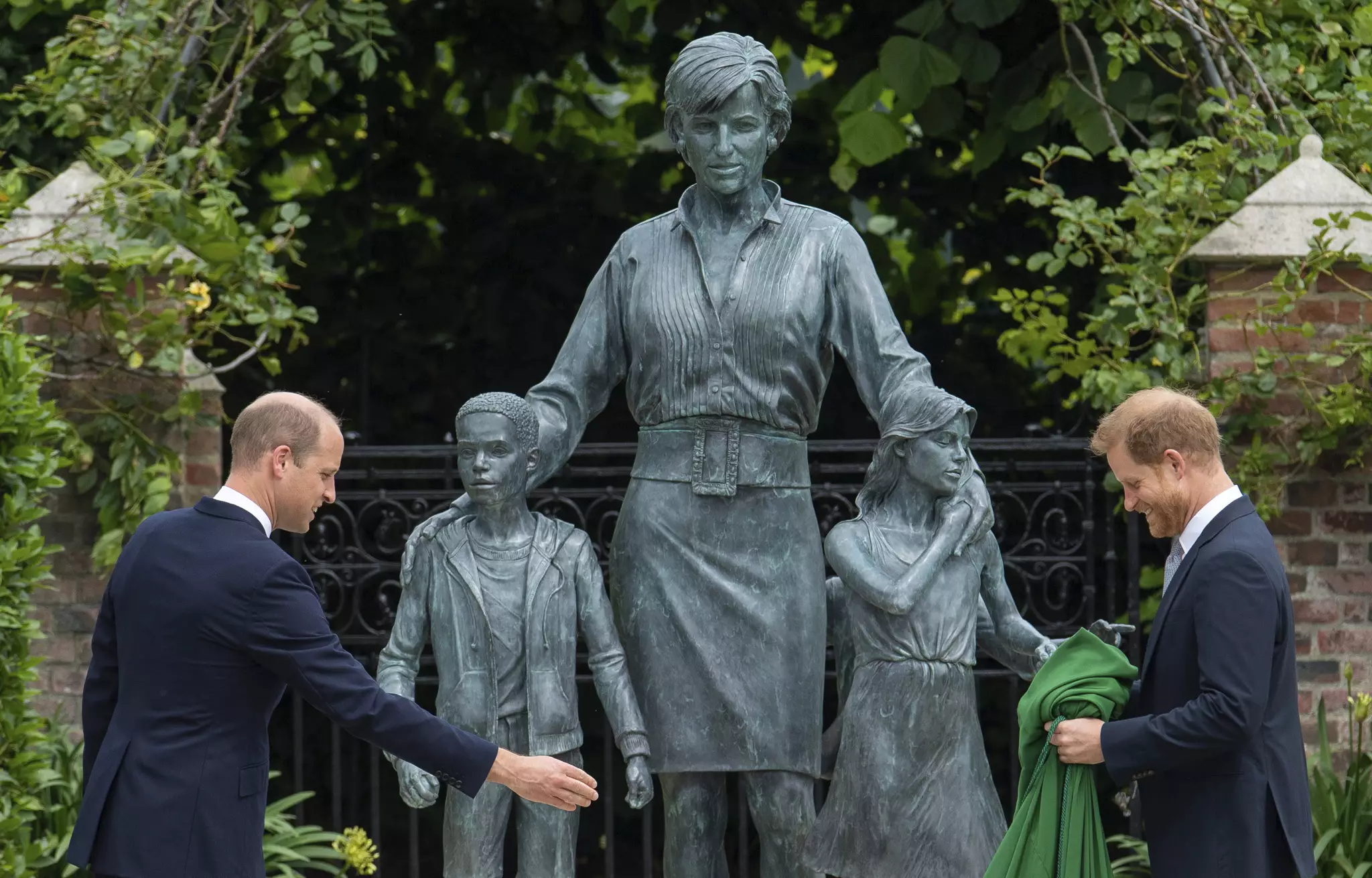 Prince William and Prince Harry unveiling the statue.