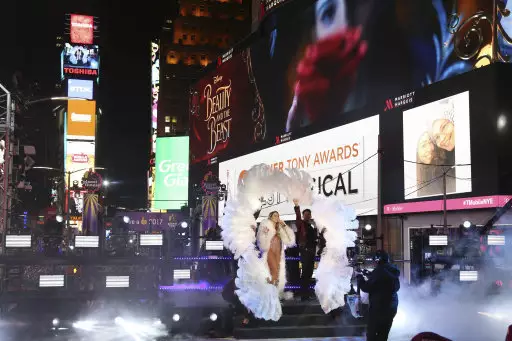 Mariah Carey's NYE Performance Is A Metaphorical Representation of 2016