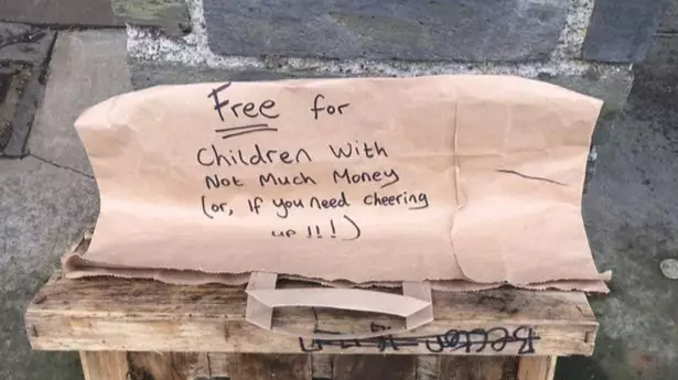 Top LAD Offers Free Flowers For Kids 'With Not Much Money’ For Mother’s Day