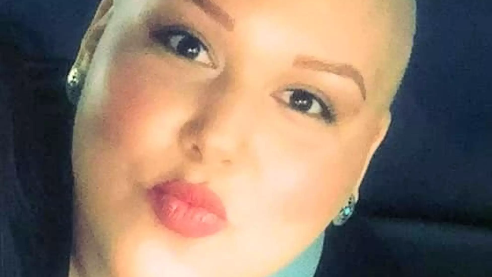 Double-Mastectomy Survivor Shuts Down Tinder Hopeful Who Asks If She Has 'Big T*ts'