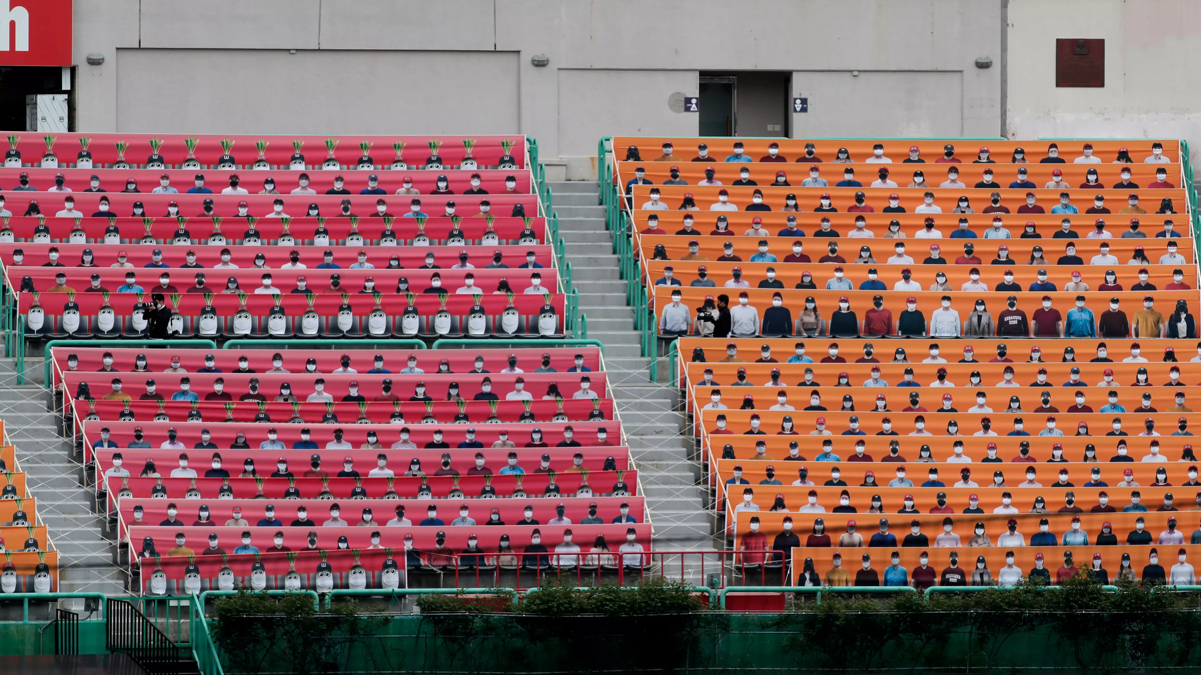 South Korean Baseball League Reopens In Front Of Fake Crowd