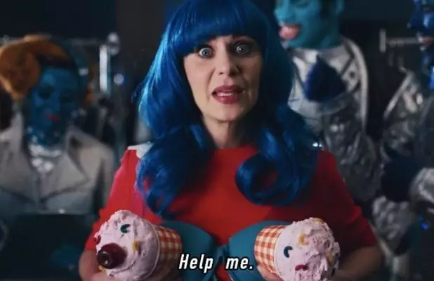 Zooey is accidently abducted by some Katy Perry-obsessed aliens (