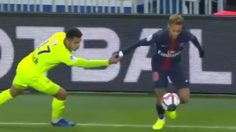 Lille Right-Back Gets Yellow Carded For Pulling Neymar's Glove Off