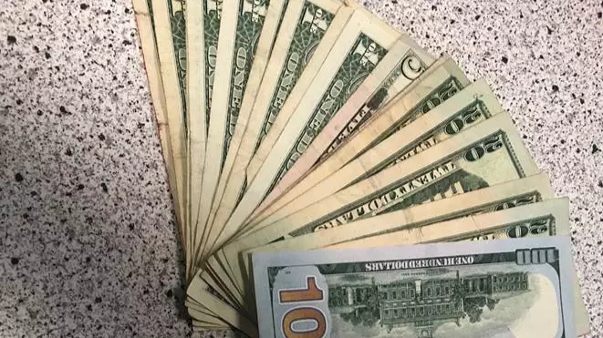 Honest Teen Returns Purse with $10,000 In And Get's $100 reward
