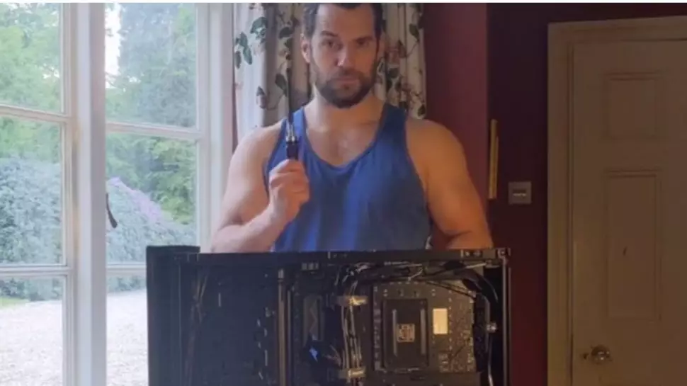 People Are Thirsty For Henry Cavill After Watching Him Building A Computer