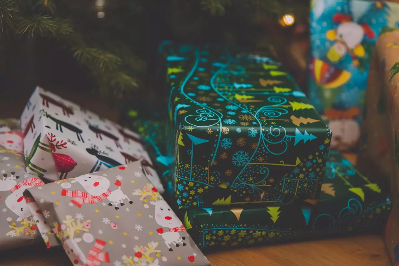 Mum Shows How You Can Wrap Christmas Gifts Without Using Any Tape