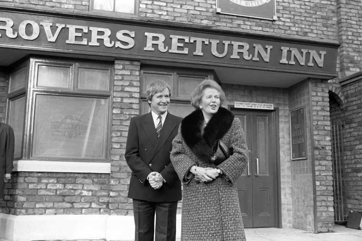 Roache with former prime minister Margaret Thatcher outside the Rovers Return in 1990.