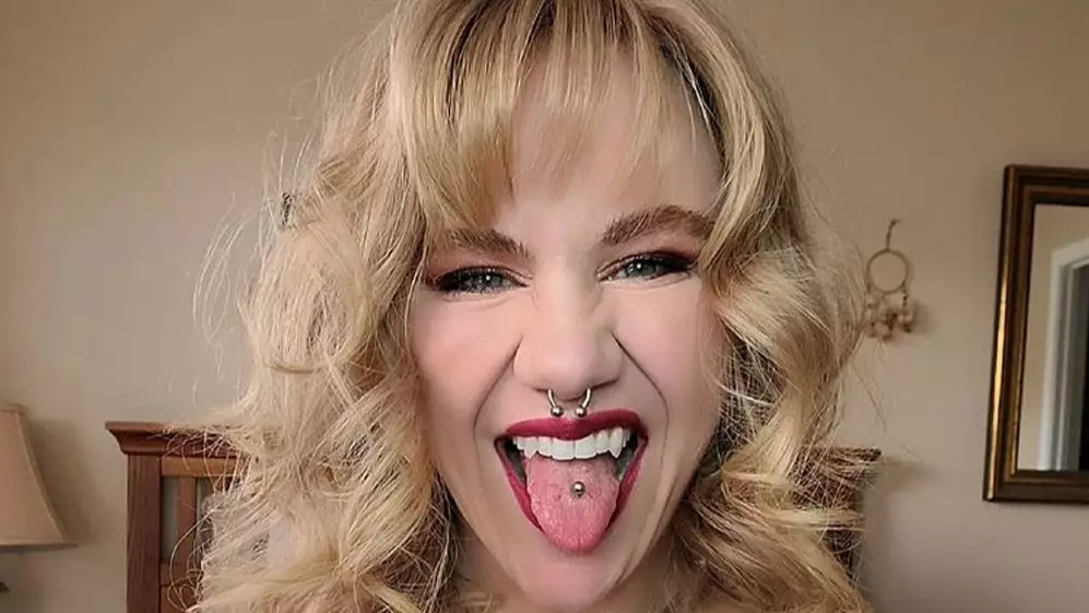 Vampire-Loving Bodybuilder Gets Set Of Fangs Moulded Onto Her Own Teeth