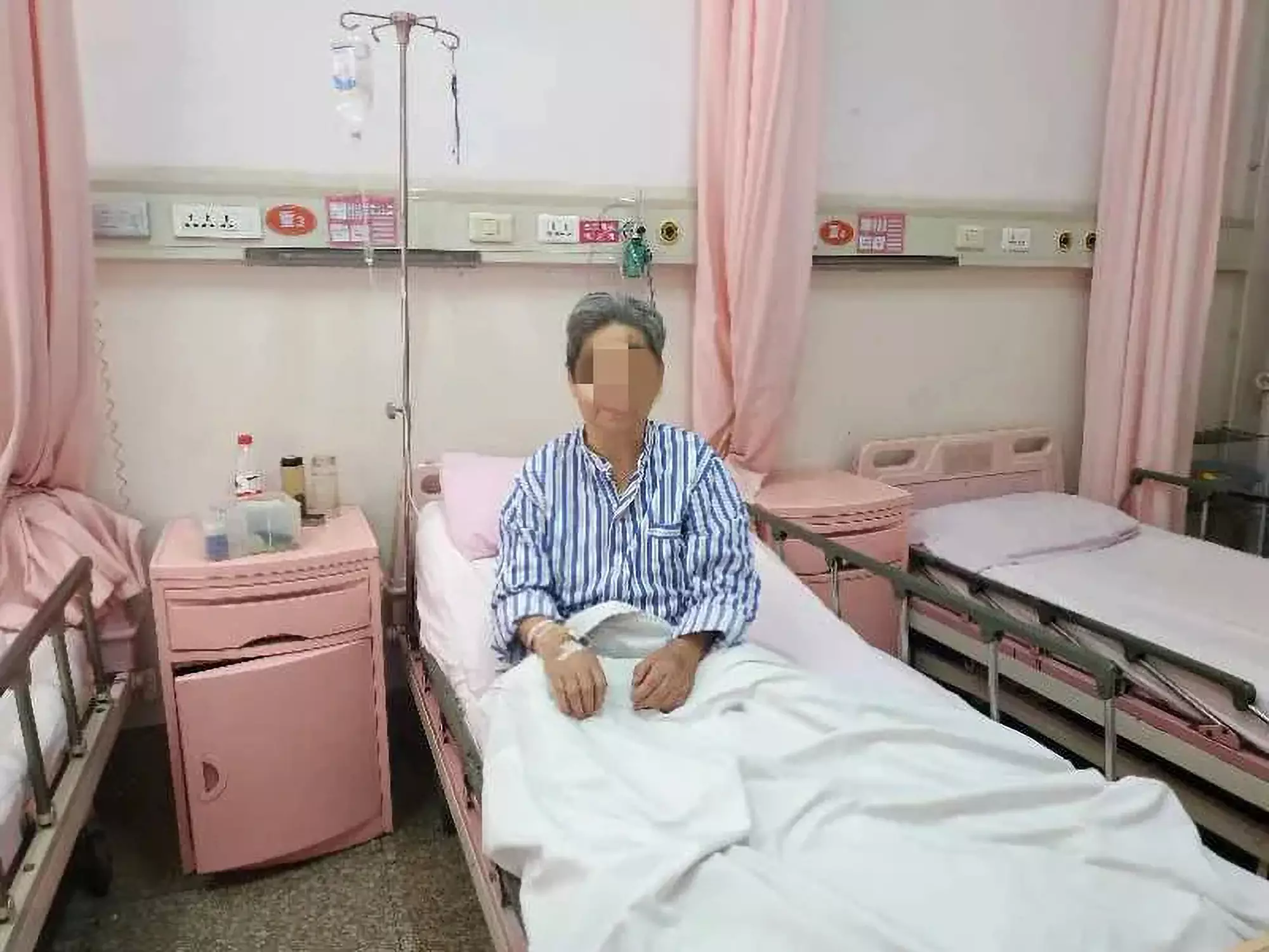 A 64-year-old woman recovers in Gaoxin Hospital.