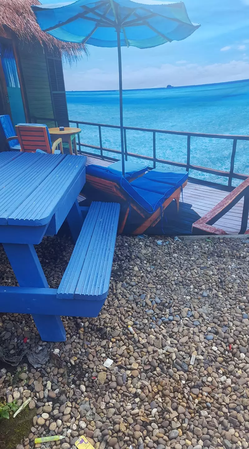 Marie painted her bench blue and used stones instead of sand (