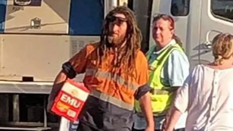 Aussie Tradie Captured Donating Beer To Exhausted Firefighters