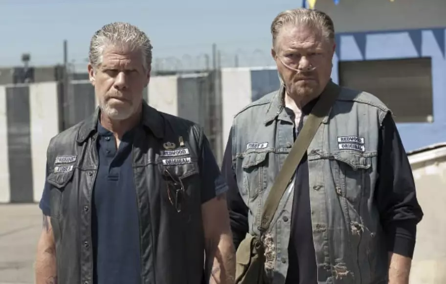 (L-R) Ron Perlman and William Lucking in Sons of Anarchy.
