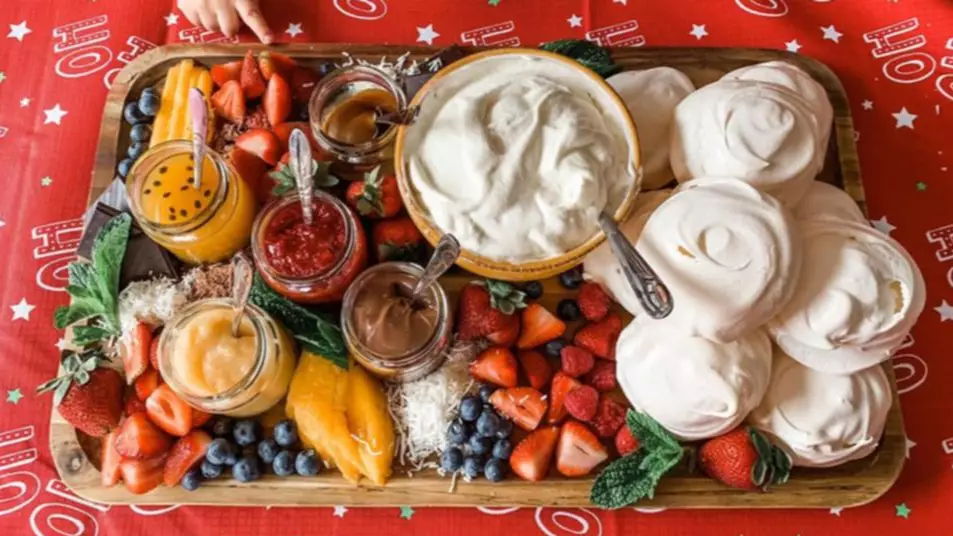 People Are Creating Eton Mess Boards For Christmas