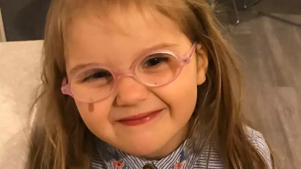 Girl Embarrassed To Wear Her Glasses Gets Heartwarming Response From Twitter Users