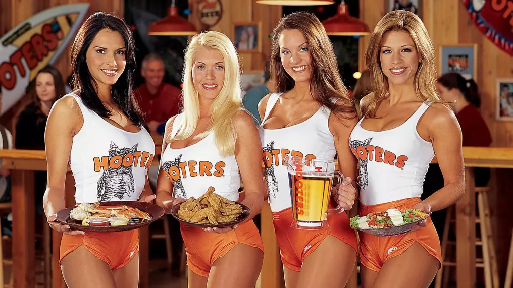 High School Football Team Coach Criticised After Taking Team To Hooters