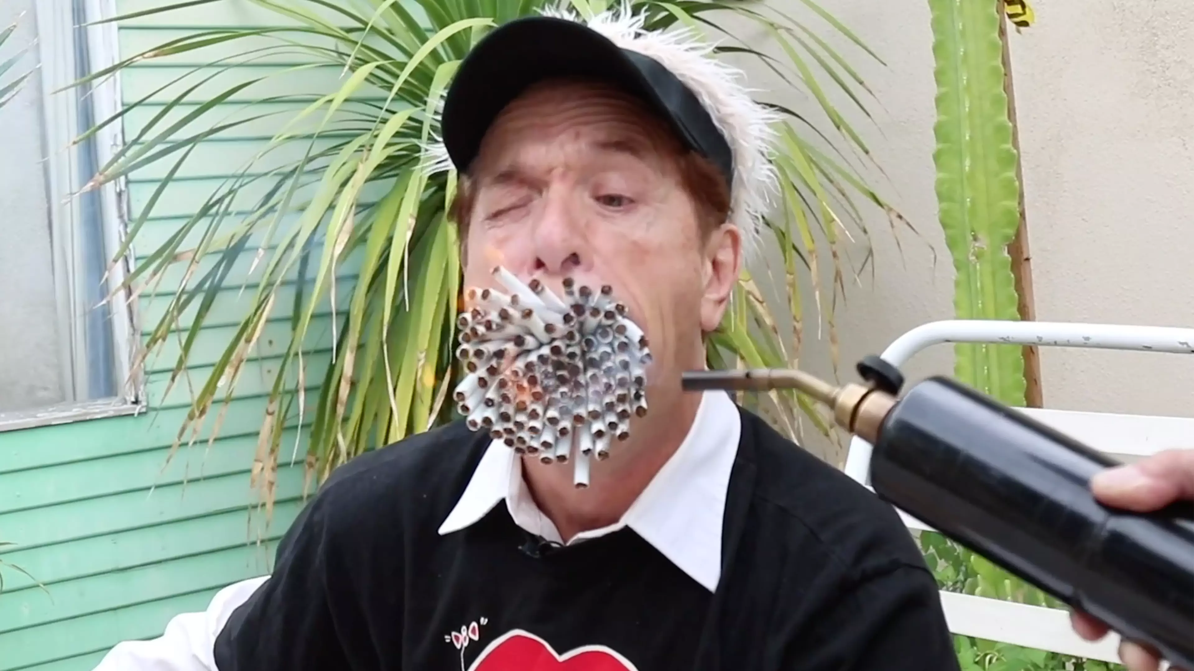 Man With Huge Mouth Smokes More Than 150 Cigarettes At Once 