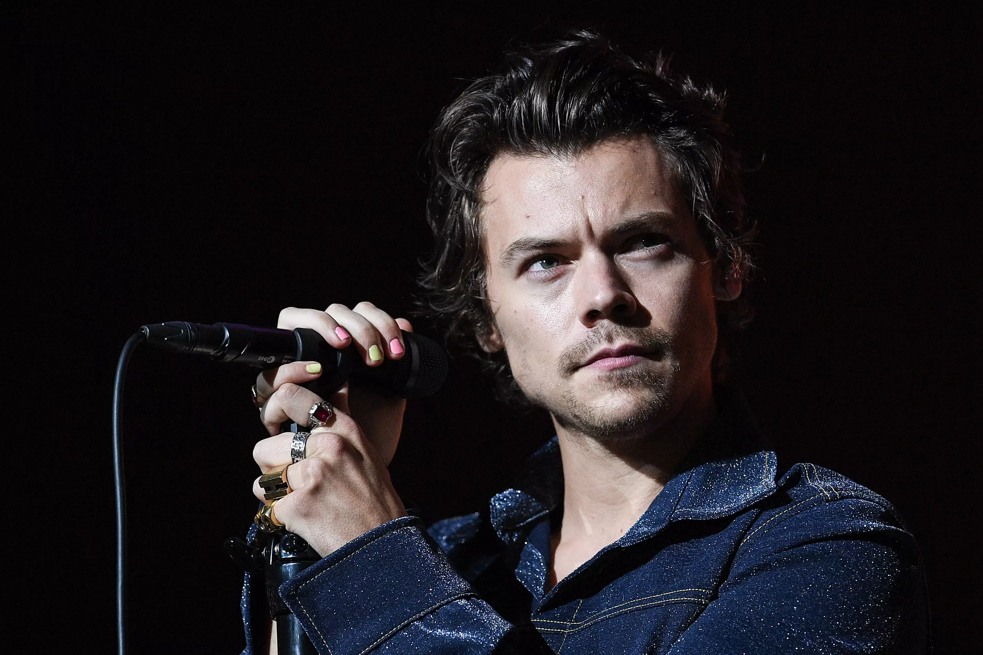 Fans think the Starbucks worker looks exactly like Harry Styles (