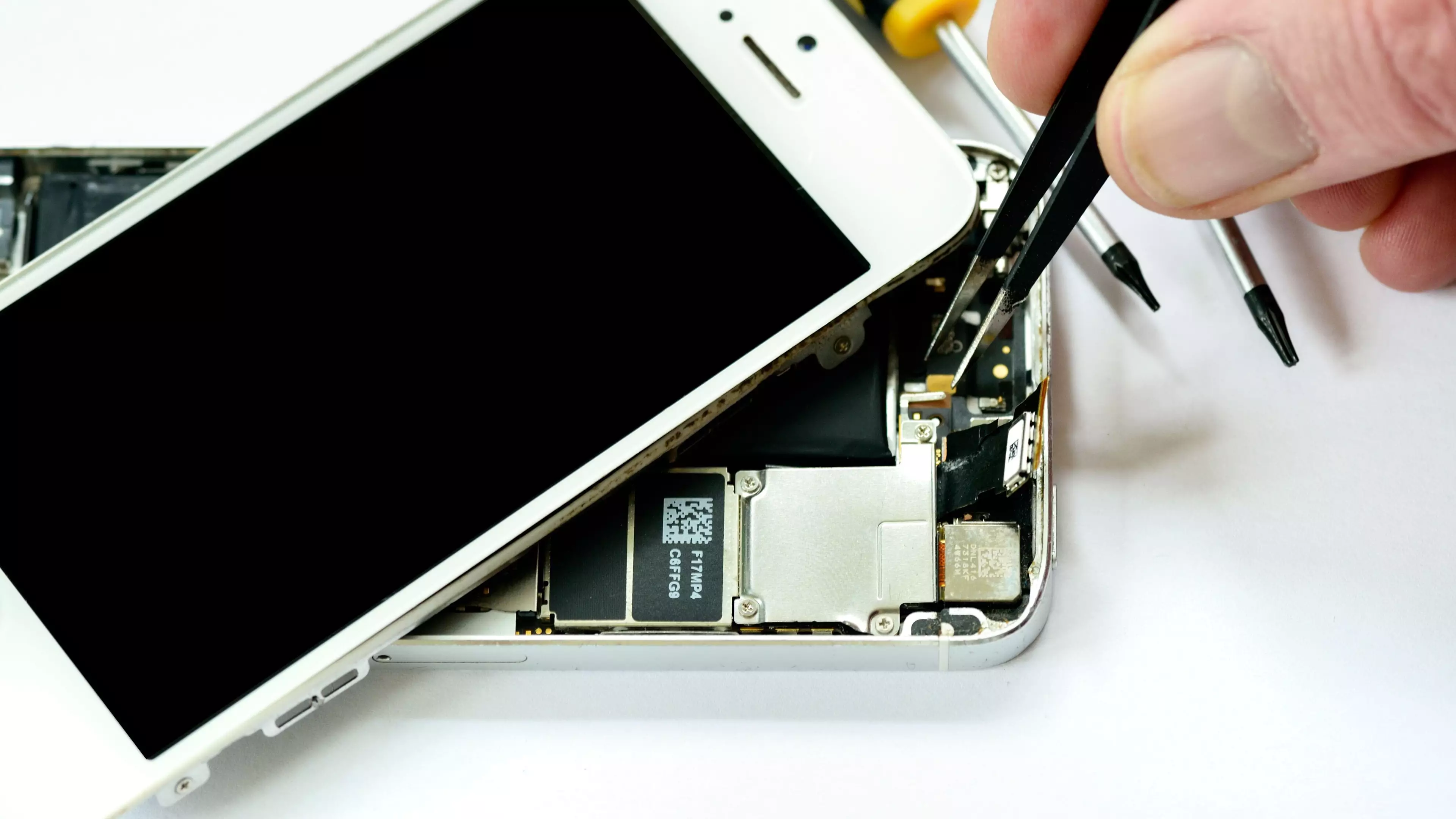 Apple To Officially Let People Fix Their Own iPhones For The First Time