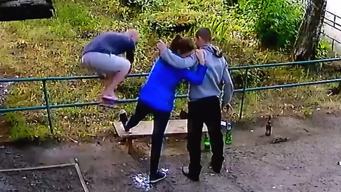 Woman 'Persuades' Drunken Mates To Purposely Break Her Leg 