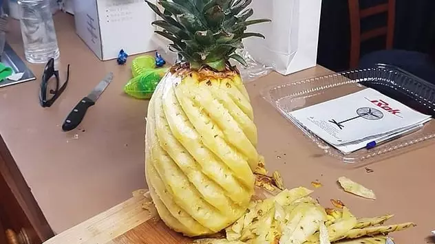 Woman's Unusual Pineapple Cutting Technique Amazes Facebook Users 