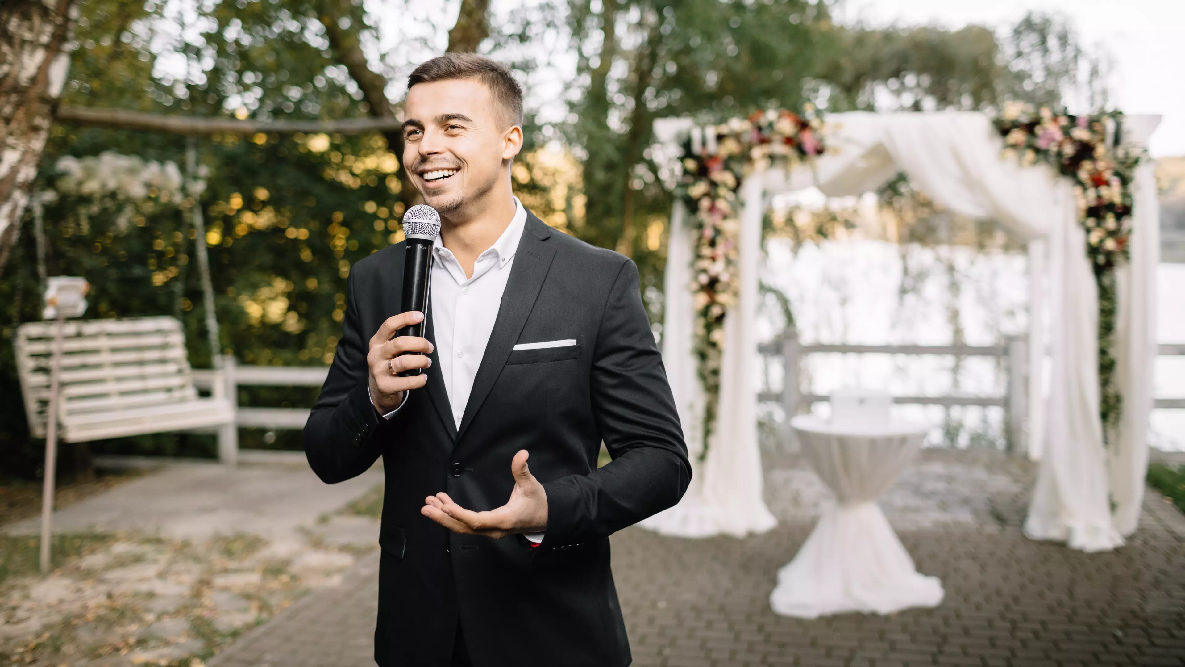 Best Man Asked To Leave Wedding After Insulting Bridesmaids During Speech