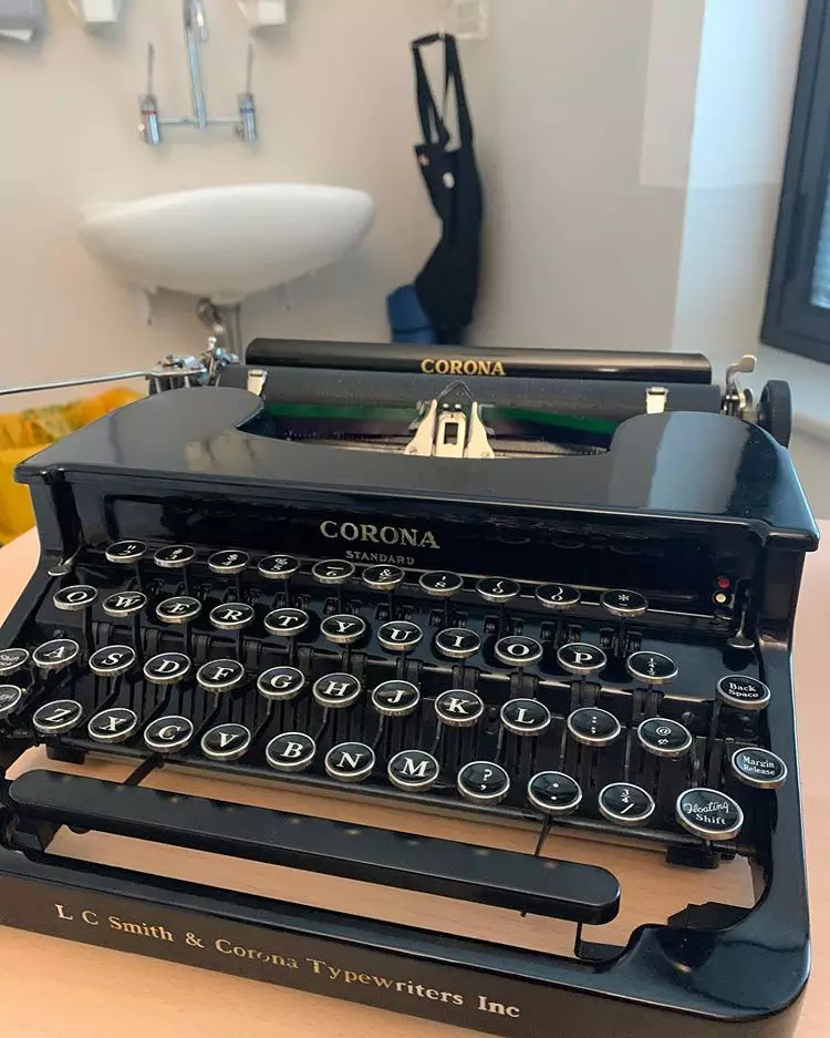 Here's the typewriter that Hanks sent the youngster.
