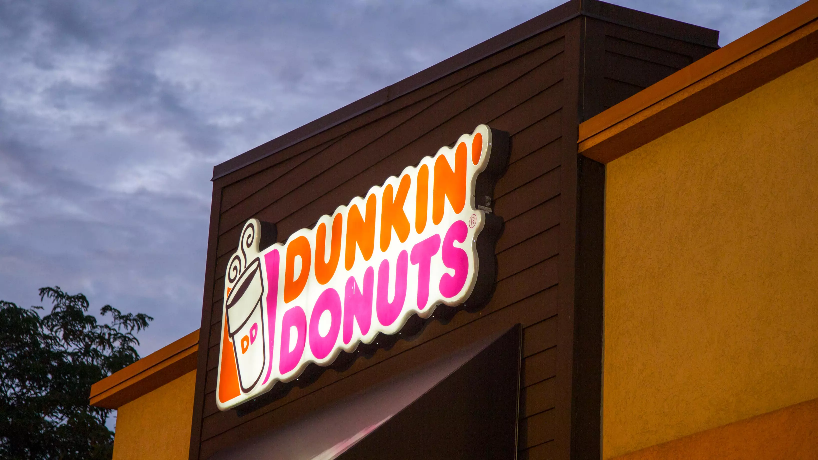 Dunkin’ Donuts Worker Rants About Low Pay After Working ‘73 Hours Of F***ing Misery' 