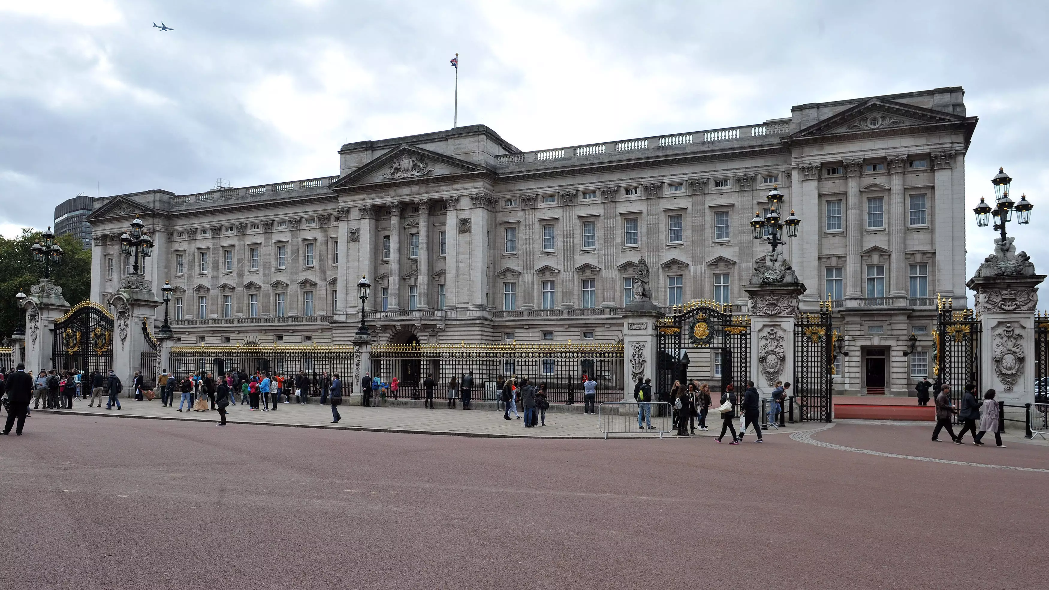 Woman Arrested After Trying To Climb Gates At Buckingham Palace 