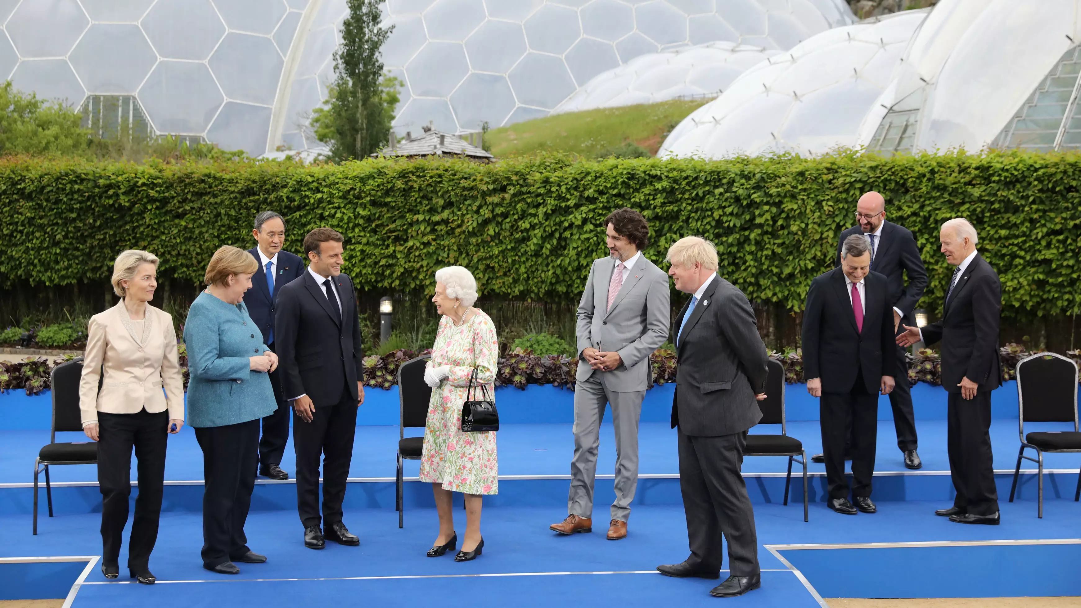 The Queen Jokes With All G7 Leaders While Posing For Photo