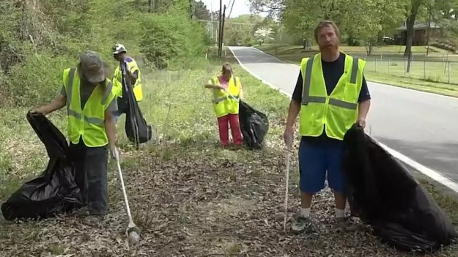 Arkansas City Is Paying $9.25 An Hour For Homeless People To Pick Up Litter