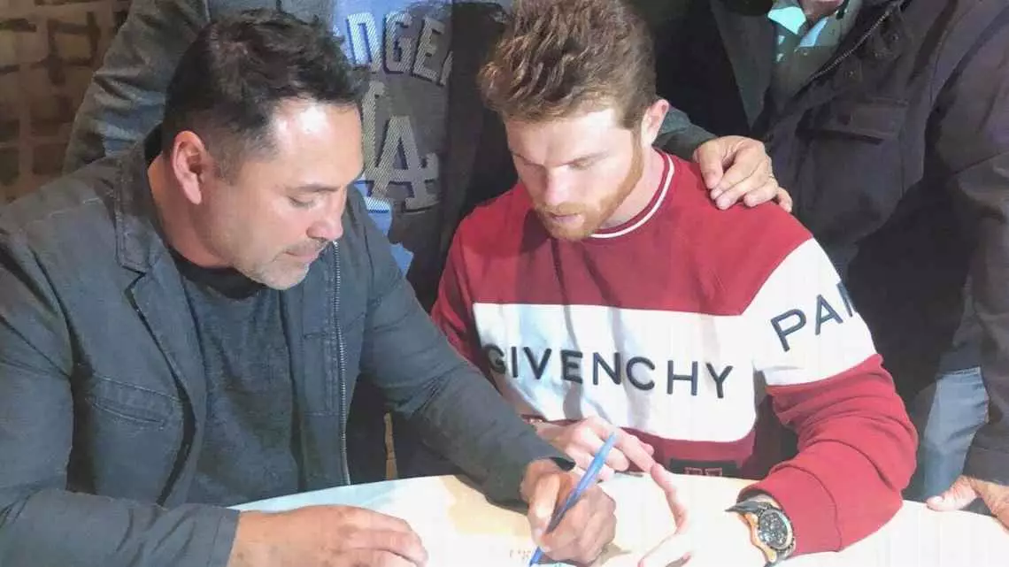 Canelo signs to become the highest paid sports star in the world. Image: Oscar de la Hoya.